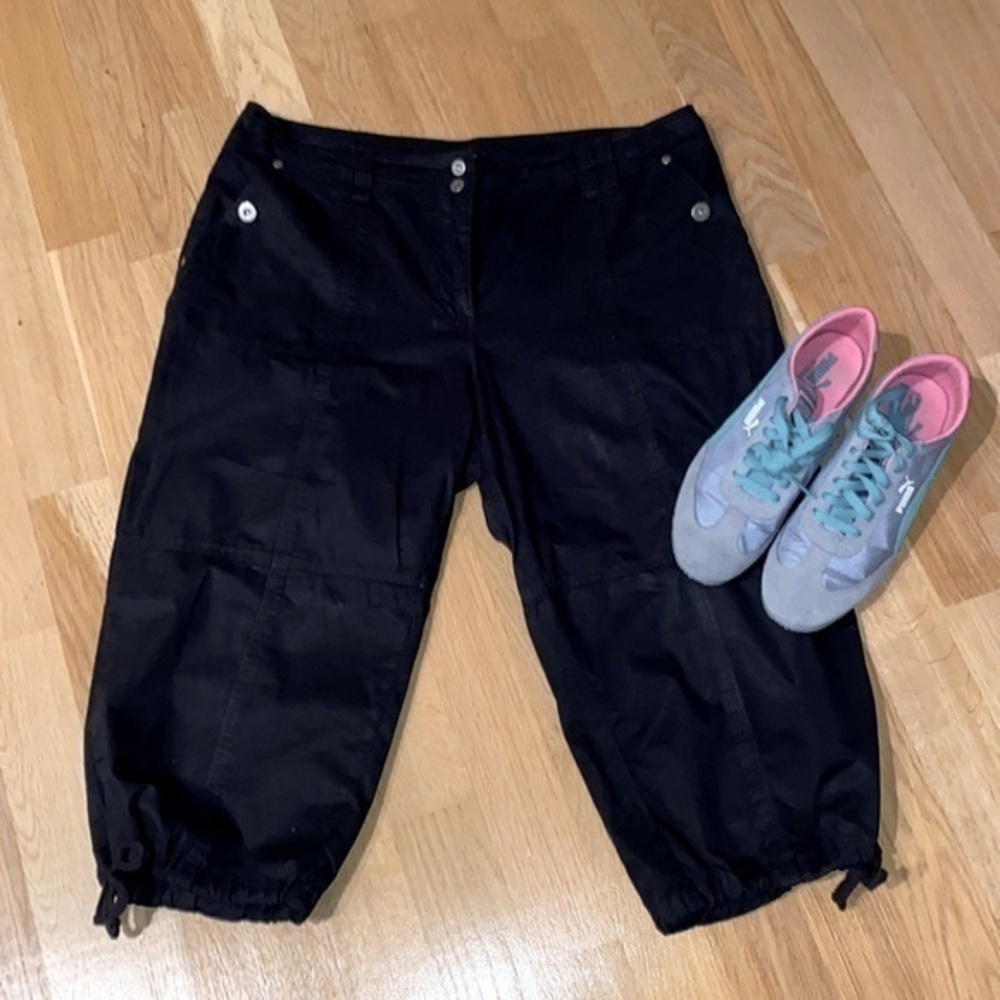 Reitmans capris, cargo style, black 🖤 2 button /zip closure.